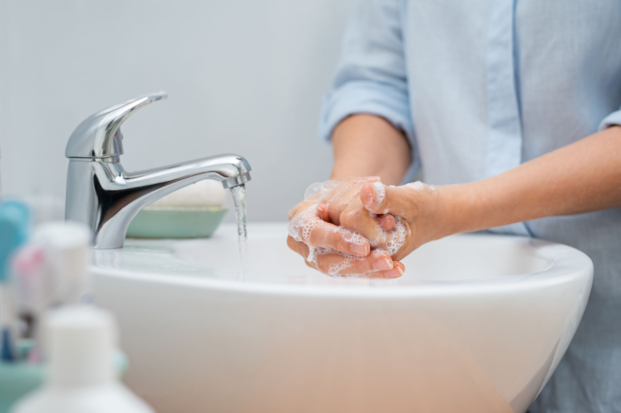 Окр моет руки. Мытье рук с мылом. Мыльные руки. Женские руки с мылом. Мыло для рук.